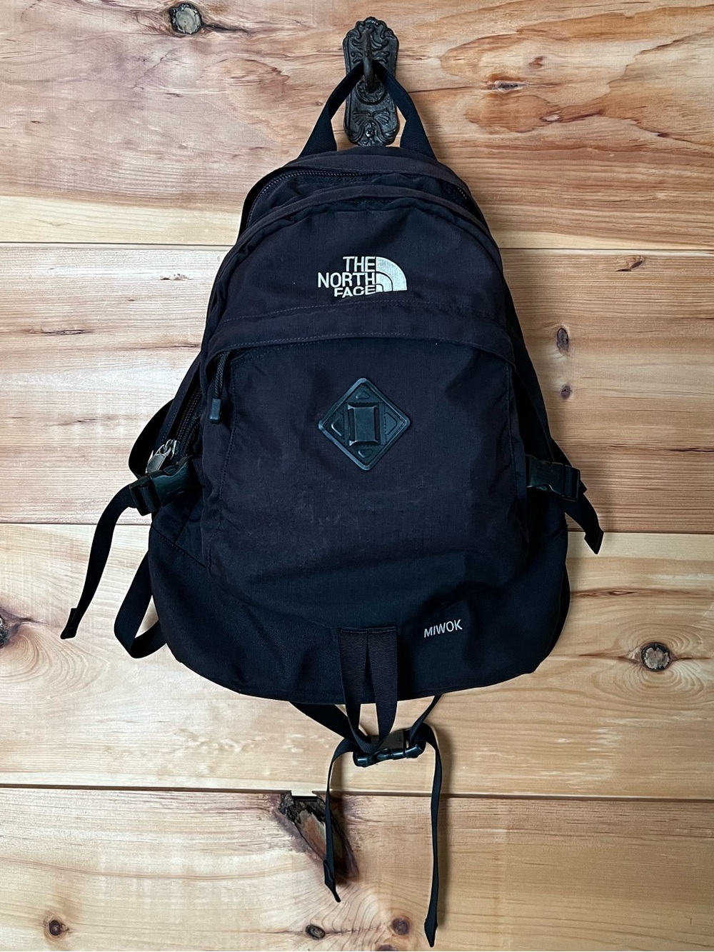 The North Face Black Miwok Backpack w/Lash Tab - Rugged Outdoorsy Sporty Hiking